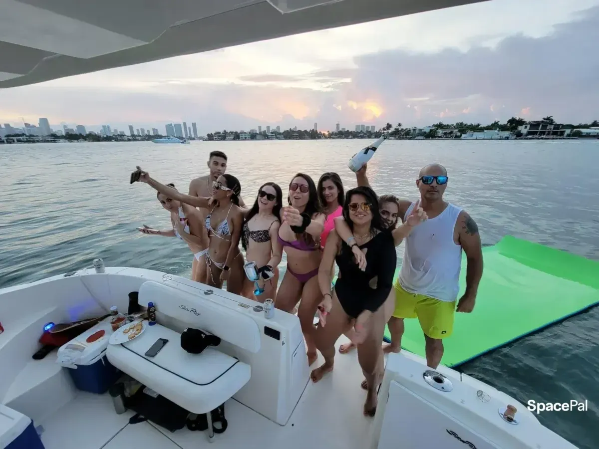 Alquiler de Yates Sea Ray en Miami: Un lugar único para eventos y producciones de lujo.
