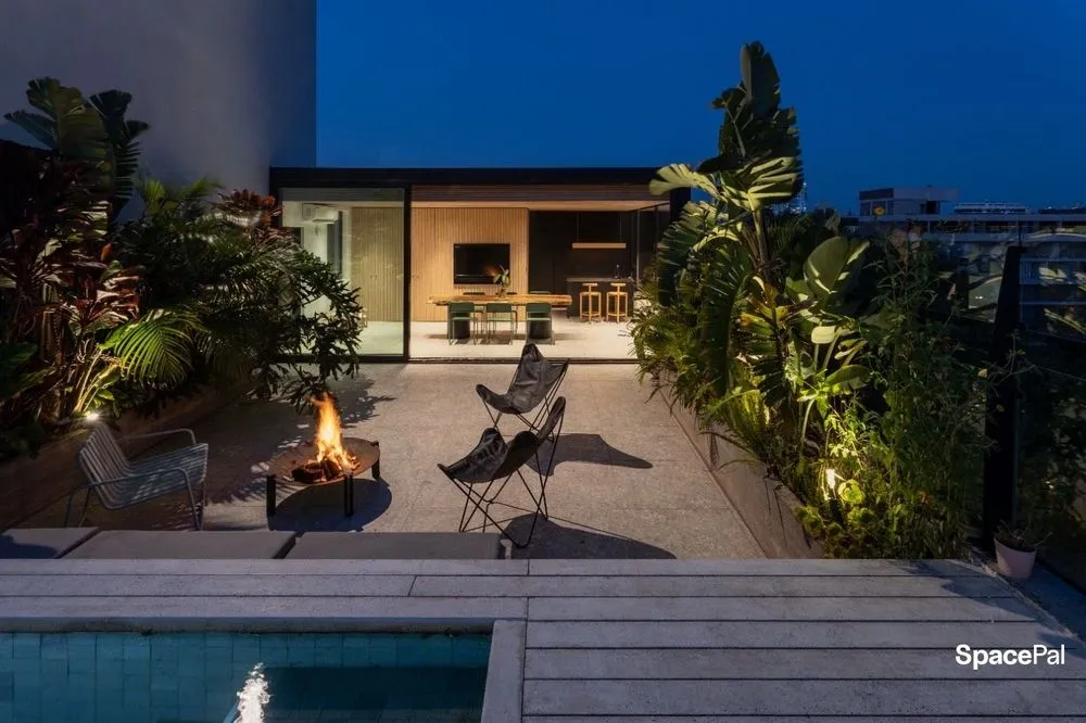 Cómo elegir el set perfecto para tu próximo videoclip sin gastar una fortuna